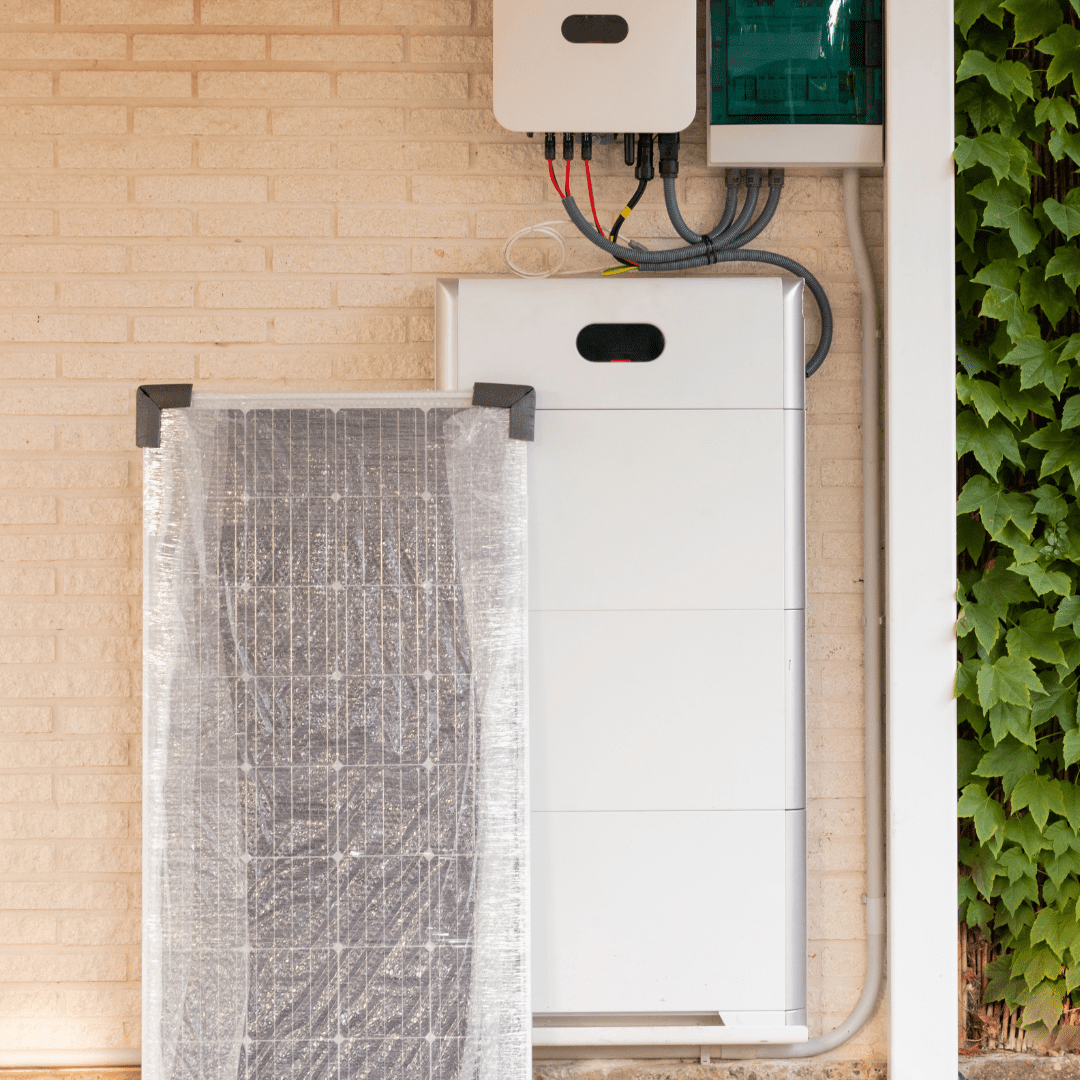 Foto d'una bateria amb un panell al costat